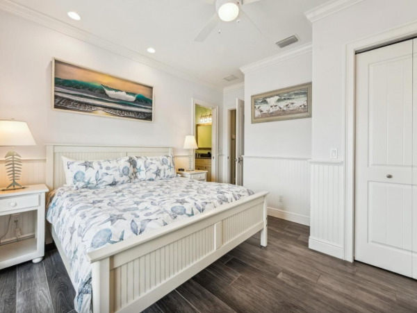 Holmes Beach Stunning 3 Bedroom Vacation Pool Home